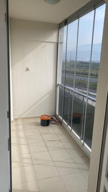 Bornova Mevlana mah. Palmiye sitesi Satılık 1+1 boş daire 