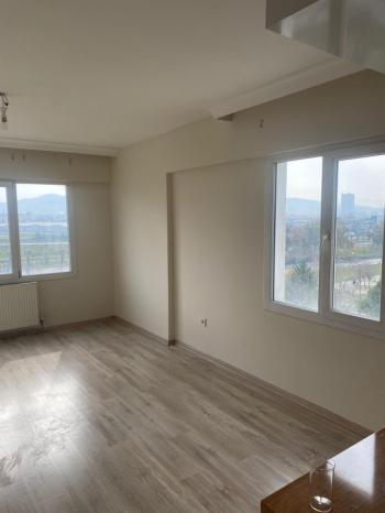Bornova Mevlana mah. Palmiye sitesi Satılık 1+1 boş daire 