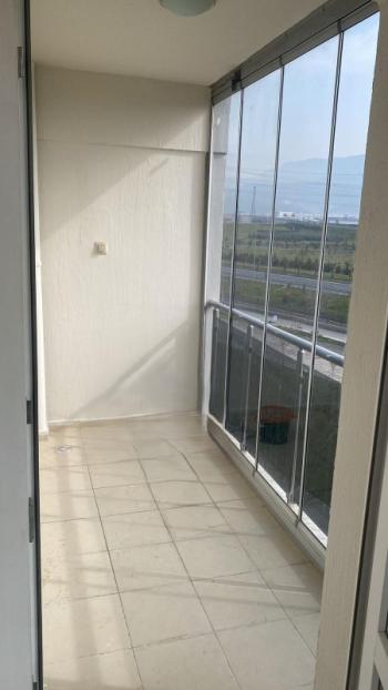 Bornova Mevlana mah. Palmiye sitesi Satılık 1+1 boş daire 