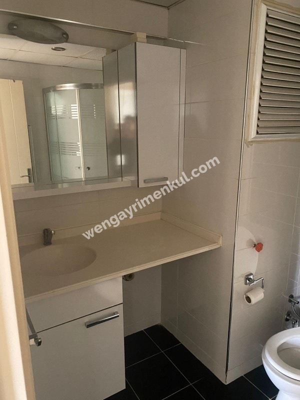 Bornova Mevlana mah. Palmiye sitesi Satılık 1+1 boş daire 