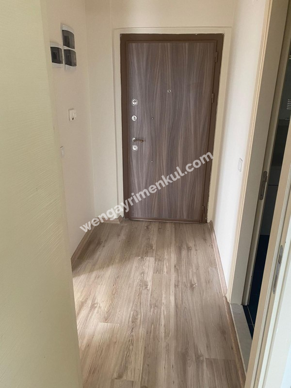 Bornova Mevlana mah. Palmiye sitesi Satılık 1+1 boş daire 