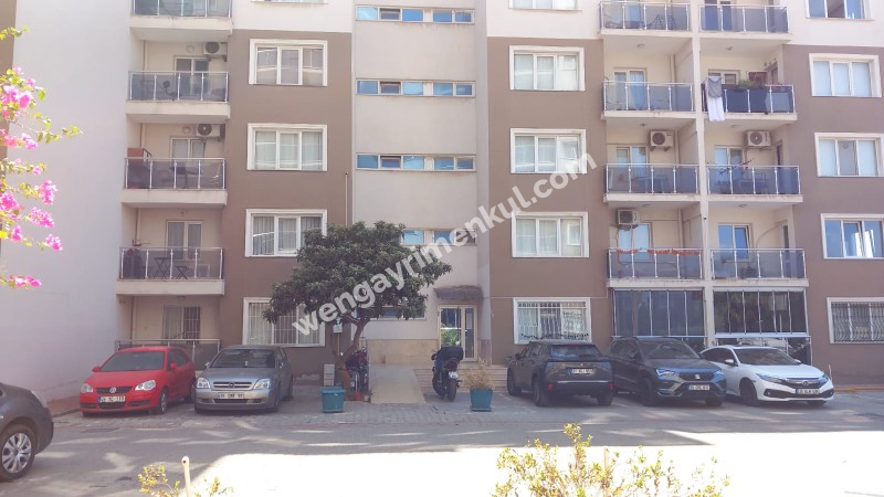 Bornova Mevlana mah. Palmiye sitesi Satılık 1+1 boş daire 