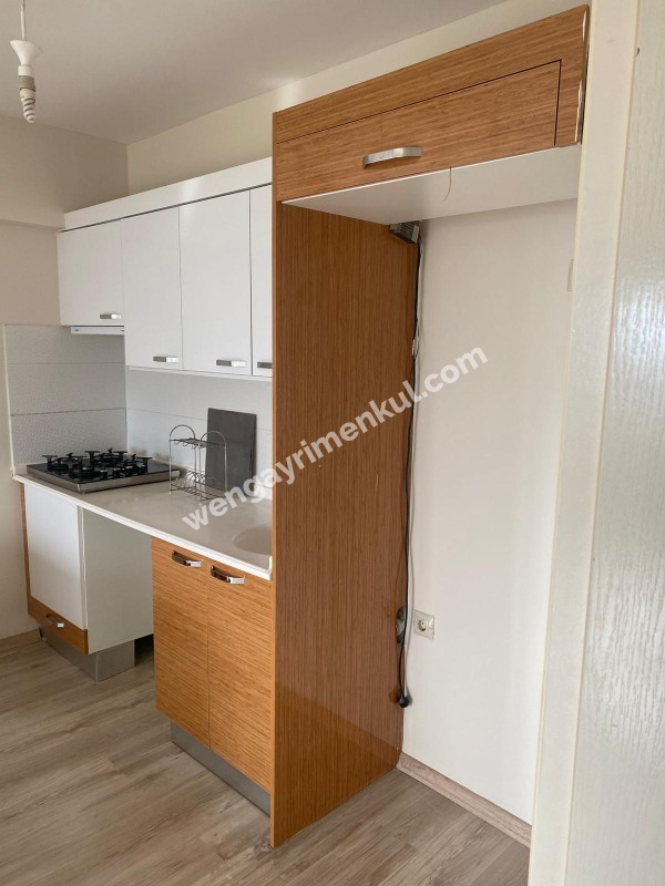 Bornova Mevlana mah. Palmiye sitesi Satılık 1+1 boş daire 