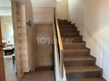 Girne Karaoğlanoğlu’nda Ortak Havuzlu Sitede 3+1, Satılık Dubleks Villa