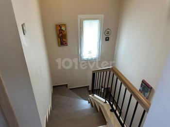 Girne Karaoğlanoğlu’nda Ortak Havuzlu Sitede 3+1, Satılık Dubleks Villa