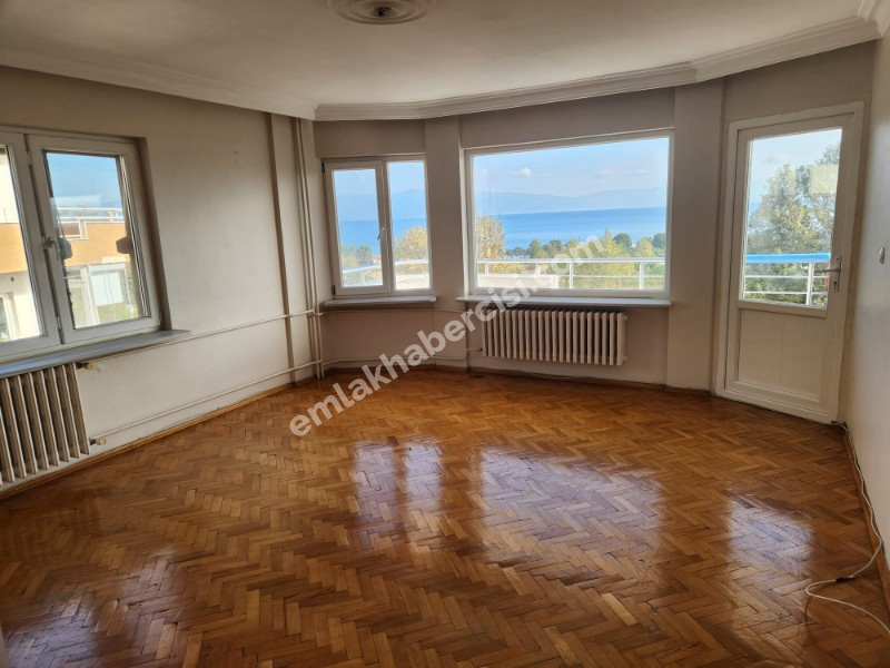 EMLAK HABERCİSİ 'NDEN MUDANYA ÖMERBEY'DE  PANORAMİK DENİZ MANZARALI OTOPARKLI SİTEDE 3+1 GENİŞ ARA KAT DAİRE