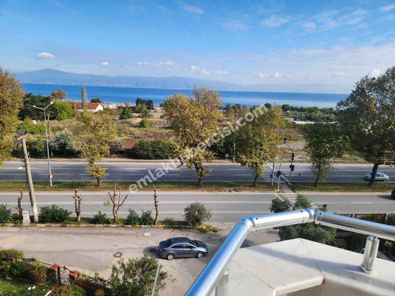 EMLAK HABERCİSİ 'NDEN MUDANYA ÖMERBEY'DE  PANORAMİK DENİZ MANZARALI OTOPARKLI SİTEDE 3+1 GENİŞ ARA KAT DAİRE