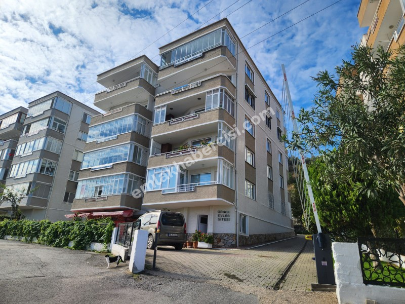 EMLAK HABERCİSİ 'NDEN MUDANYA ÖMERBEY'DE  PANORAMİK DENİZ MANZARALI OTOPARKLI SİTEDE 3+1 GENİŞ ARA KAT DAİRE