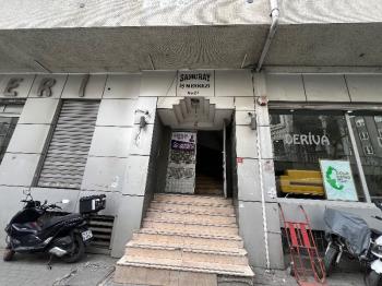 GÜNGÖREN SANAYİ'DE ARA KAT 300M2 MERKEZİ LOKASYON İŞ HANI KATI