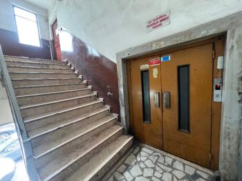 GÜNGÖREN SANAYİ'DE ARA KAT 300M2 MERKEZİ LOKASYON İŞ HANI KATI