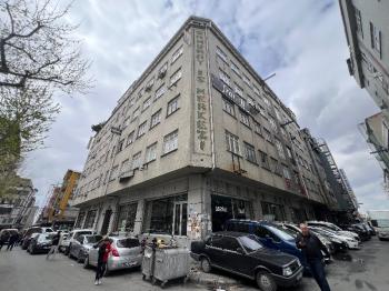 GÜNGÖREN SANAYİ'DE ARA KAT 300M2 MERKEZİ LOKASYON İŞ HANI KATI