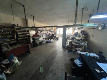 GÜNGÖREN SANAYİ'DE ARA KAT 300M2 MERKEZİ LOKASYON İŞ HANI KATI