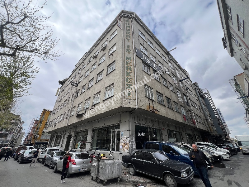 GÜNGÖREN SANAYİ'DE ARA KAT 300M2 MERKEZİ LOKASYON İŞ HANI KATI