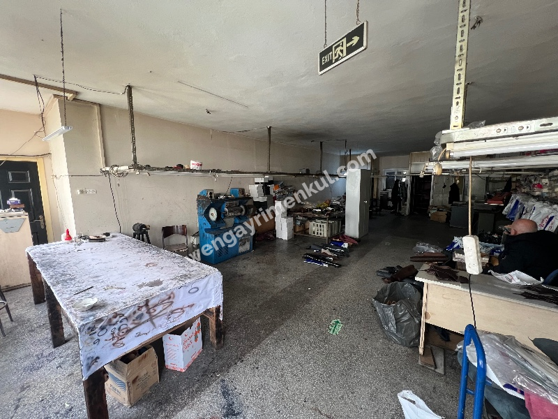 GÜNGÖREN SANAYİ'DE ARA KAT 300M2 MERKEZİ LOKASYON İŞ HANI KATI