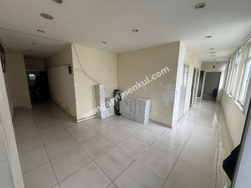 GÜNGÖREN SANAYİ'DE ARA KAT 300M2 MERKEZİ LOKASYON İŞ HANI KATI