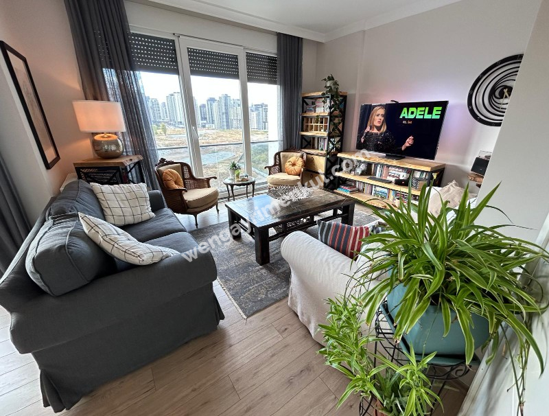 MERDİVENKÖY’DE 100 m2 ÖZEL TERASLI GENİŞ 2+1 SATILIK DAİRE