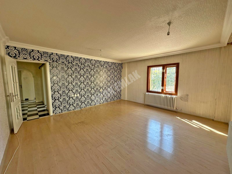 AFYON ÜÇOK EMLAKTAN İSTİKLAL MAH SATILIK 3+1 ARAKAT DAİRE