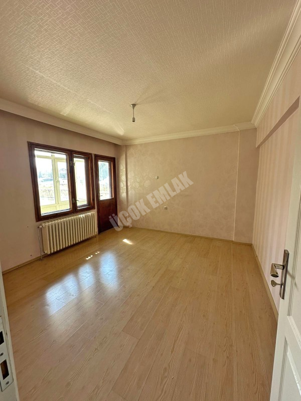 AFYON ÜÇOK EMLAKTAN İSTİKLAL MAH SATILIK 3+1 ARAKAT DAİRE