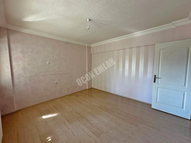 AFYON ÜÇOK EMLAKTAN İSTİKLAL MAH SATILIK 3+1 ARAKAT DAİRE