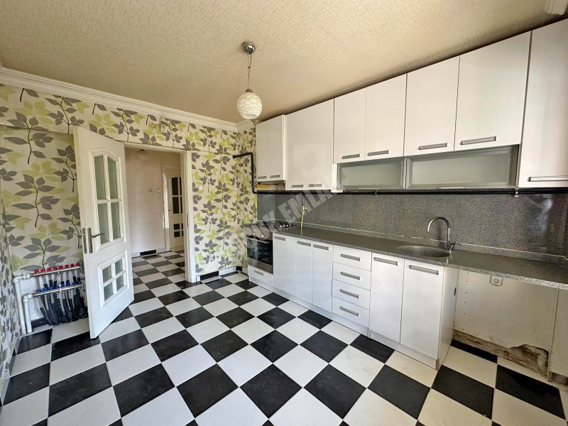 AFYON ÜÇOK EMLAKTAN İSTİKLAL MAH SATILIK 3+1 ARAKAT DAİRE