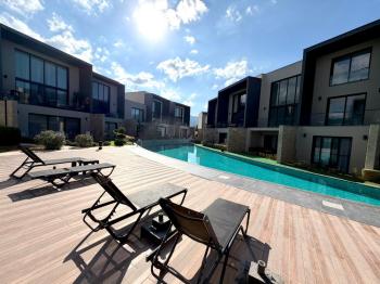 Kıbrıs Girne Kervansaray Projesi Havuz Manzaralı Satılık 2+1 Daire