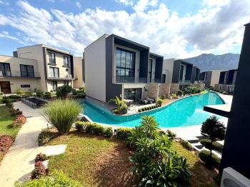 Kıbrıs Girne Kervansaray Projesi Deniz ve Havuz Manzaralı Satılık 3+1 Loft Daire