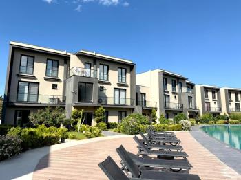 Kıbrıs Girne Kervansaray Projesi Havuz Manzaralı Satılık 4+1 Loft Daire