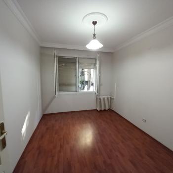 Bornova Küçük Park kiralık 3+1 ara kat daire