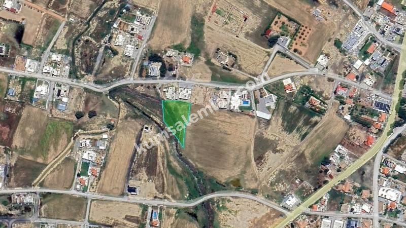 Lefkoşa Alayköy'de 2592 m² Tarla