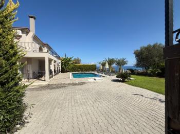 Girne Alagadi’de Eşsiz Manzaralı 5+1 Satılık Lüks Villa 