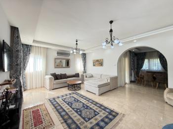 Girne Alagadi’de Eşsiz Manzaralı 5+1 Satılık Lüks Villa 