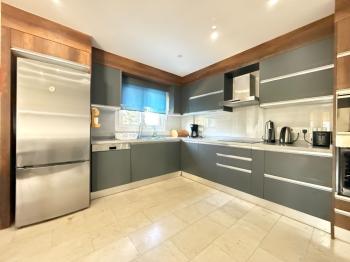 Girne Alagadi’de Eşsiz Manzaralı 5+1 Satılık Lüks Villa 
