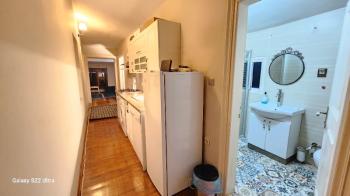 KADİKÖY TARİHİ BİNA 3,5+1 EŞYALI SATILIK DAİRE