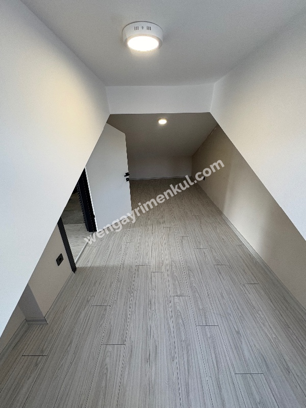 Dubleks Çift Girişli otoparklı İskanlı metro 600 metre 1 yaş  