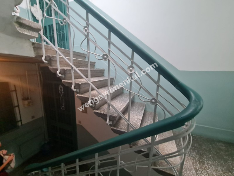 KADİKÖY TARİHİ BİNA 3,5+1 EŞYALI SATILIK DAİRE