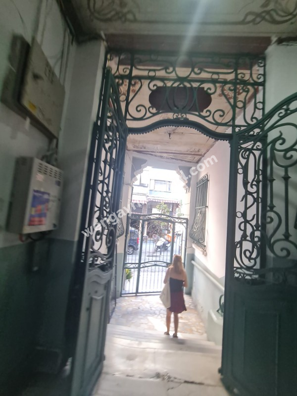 KADİKÖY TARİHİ BİNA 3,5+1 EŞYALI SATILIK DAİRE