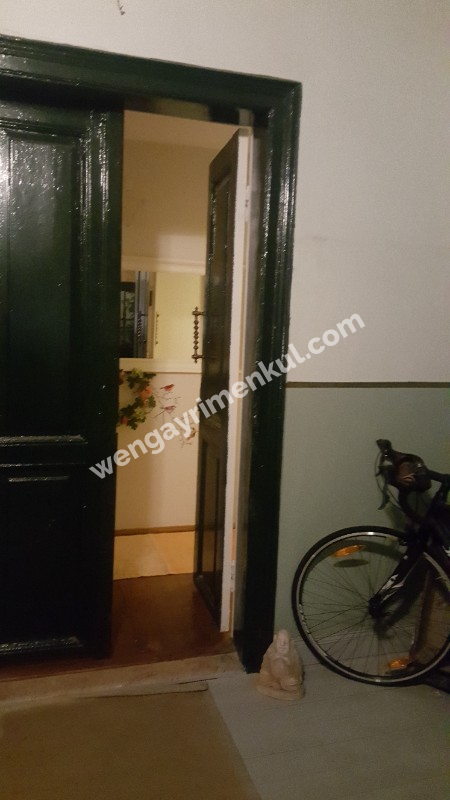 KADİKÖY TARİHİ BİNA 3,5+1 EŞYALI SATILIK DAİRE