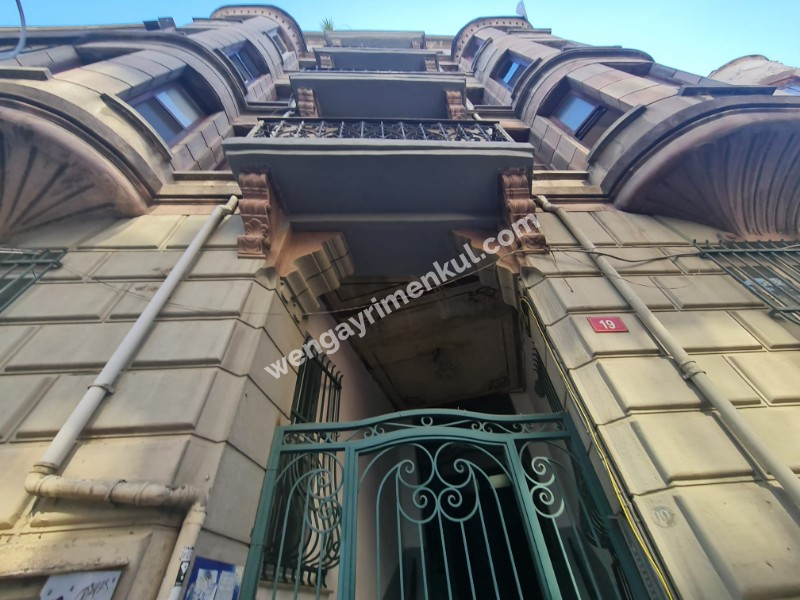 KADİKÖY TARİHİ BİNA 3,5+1 EŞYALI SATILIK DAİRE