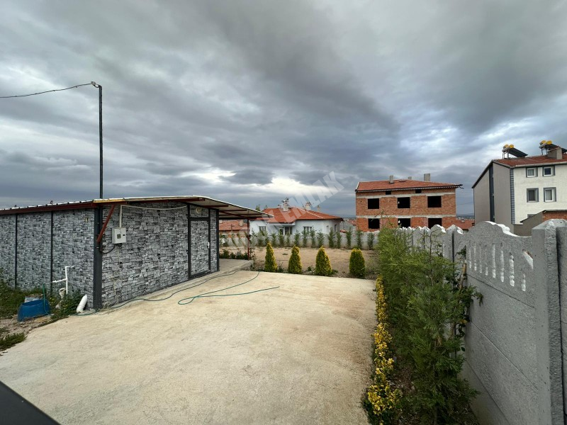 AFYON ÜÇOK EMLAKTAN SÜLÜNDE KONTEYNERLI 318M² FIRSAT SATILIK ARSA