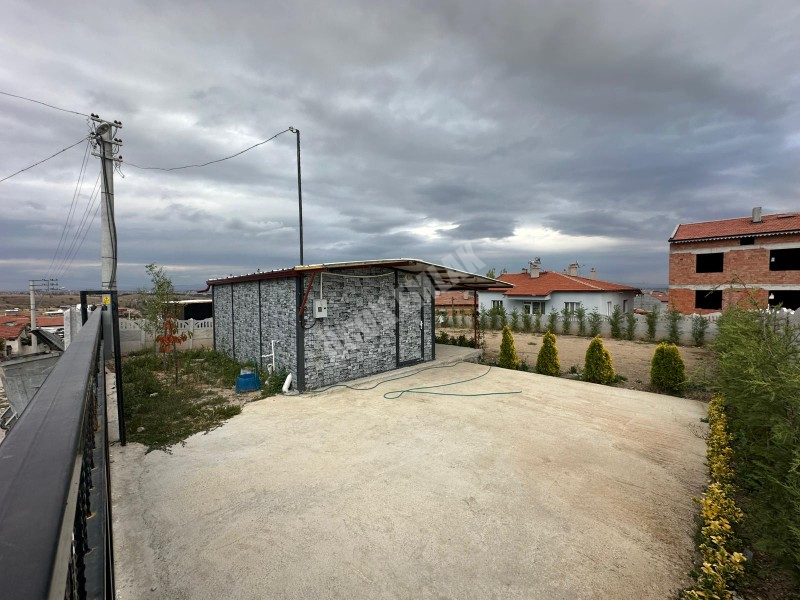 AFYON ÜÇOK EMLAKTAN SÜLÜNDE KONTEYNERLI 318M² FIRSAT SATILIK ARSA