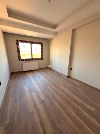 ALYANS'TAN MERKEZ MH.'DE TEK BLOK JENERATÖRLÜ OTOPARKLI 2+1