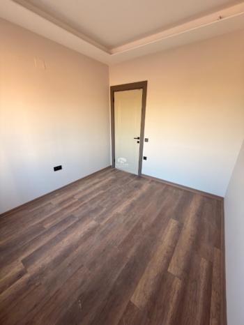 ALYANS'TAN MERKEZ MH.'DE TEK BLOK JENERATÖRLÜ OTOPARKLI 2+1