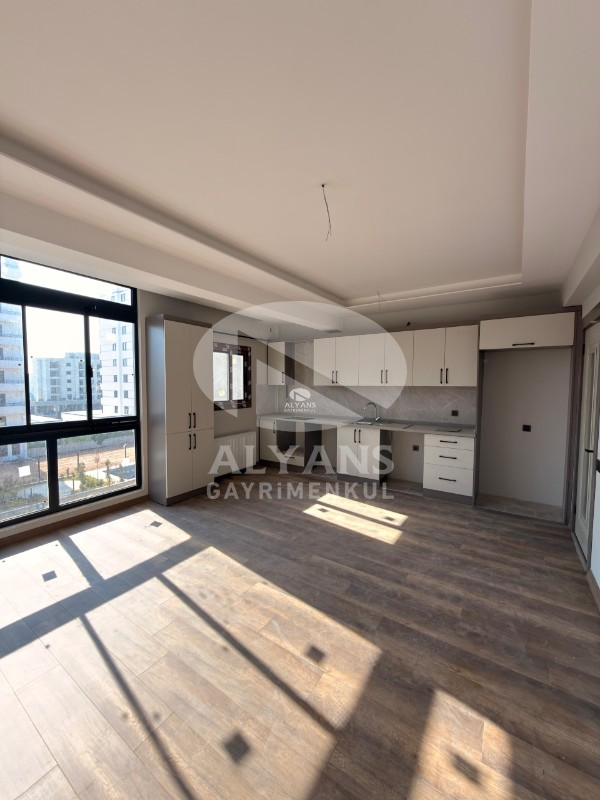 ALYANS'TAN MERKEZ MH.'DE TEK BLOK JENERATÖRLÜ OTOPARKLI 2+1