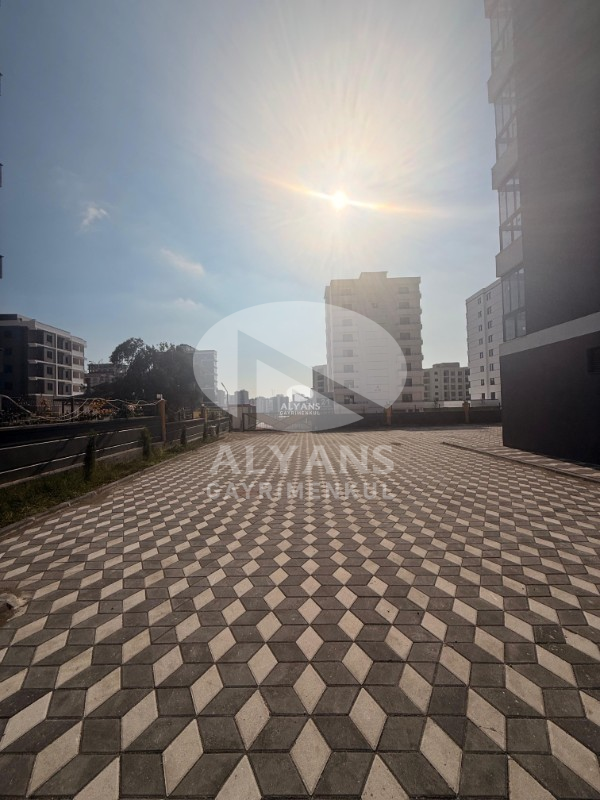 ALYANS'TAN MERKEZ MH.'DE TEK BLOK JENERATÖRLÜ OTOPARKLI 2+1