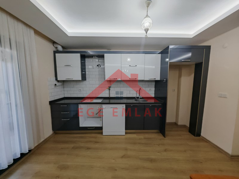 SELÇUK 14 MAYIS MAHALLESİNDE SATILIK ARA KAT BAKIMLI 2+1 DAİRE