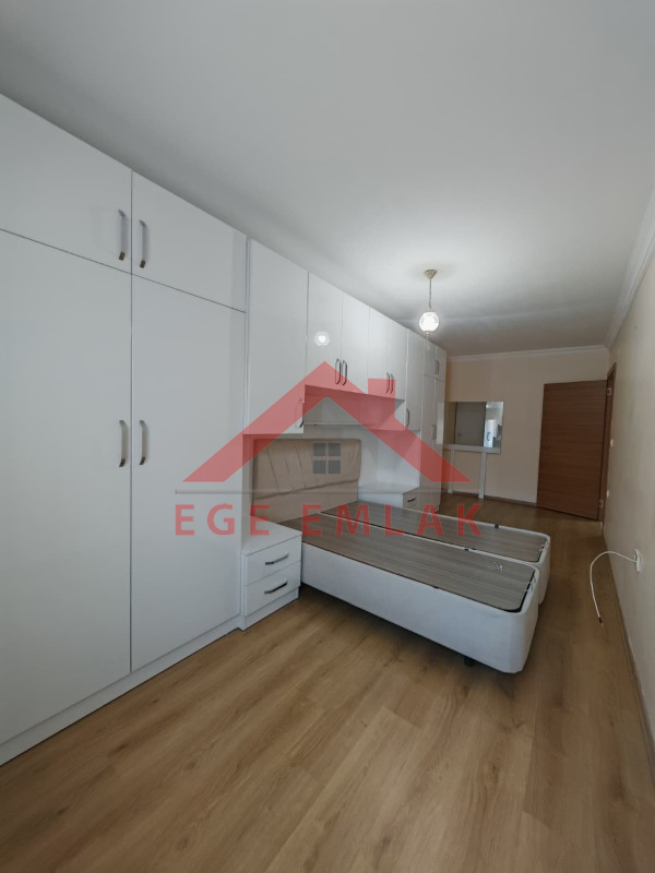 SELÇUK 14 MAYIS MAHALLESİNDE SATILIK ARA KAT BAKIMLI 2+1 DAİRE
