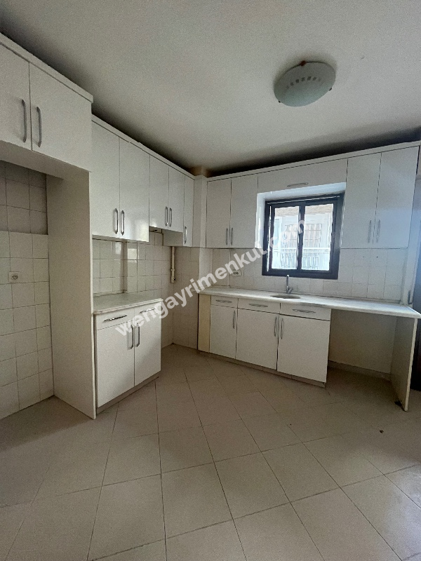 Bornova’nın en güzel sokağı ebeveyn banyolu 3+1