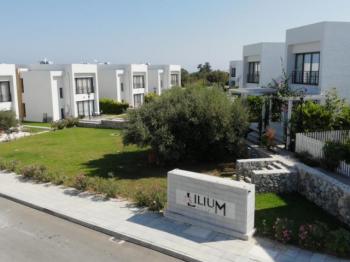 KKTC Girne Karaoğlanoğlu Bölgesinde GAU' ye yürüyüş mesafesinde Yüzme Havuzlu Site İçerisinde Kiralık Müstakil 2 Yatak Odalı Villa