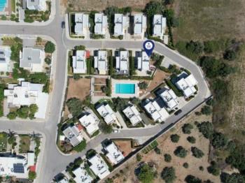  KKTC Girne Karaoğlanoğlu Bölgesinde GAU' ye yürüyüş mesafesinde Yüzme Havuzlu Site İçerisinde Kiralık Müstakil 2 Yatak Odalı Villa