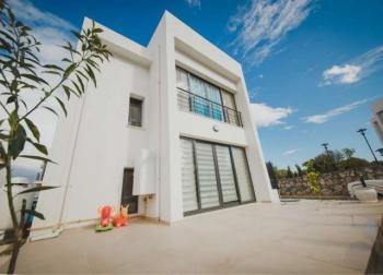  KKTC Girne Karaoğlanoğlu Bölgesinde GAU' ye yürüyüş mesafesinde Yüzme Havuzlu Site İçerisinde Kiralık Müstakil 2 Yatak Odalı Villa